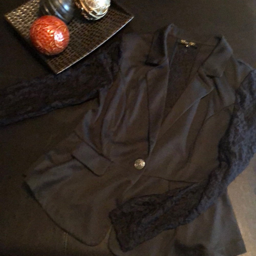 💋Beautiful Black jacket w/ lace sleeves